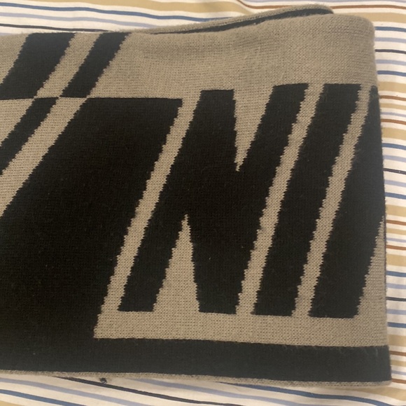 Nike scarf rarely used black and gray color soft and warm - Picture 4 of 4